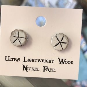 Ultra lightweight wood sand dollar studs